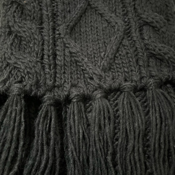 Guess Women’s Black Chunky Cable Knit Scarf - Picture 3 of 3